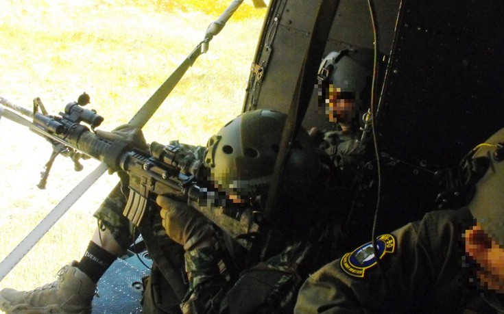 Χτυπώντας στόχους από κινούμενο ελικόπτερο της Αεροπορίας Στρατού