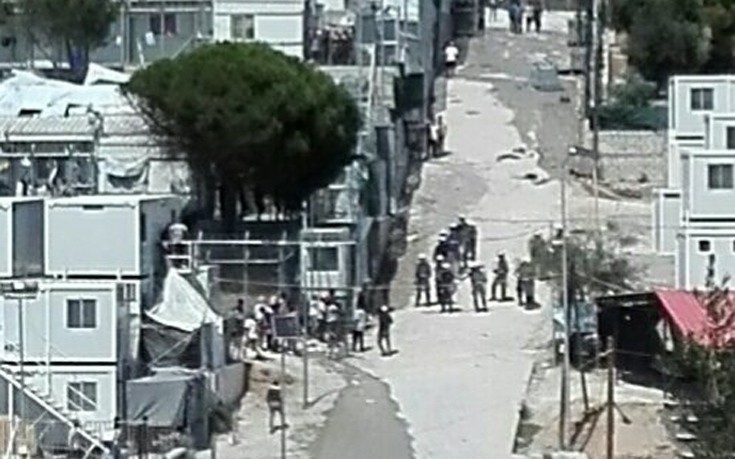 Εικόνες από τις συγκρούσεις μεταναστών και αστυνομίας στη Μόρια