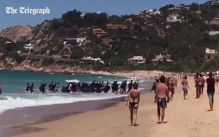 Η στιγμή που λέμβος με μετανάστες βγαίνει στις ακτές της Ισπανίας