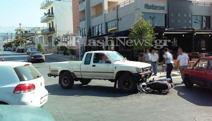 Δίκυκλο σφηνώθηκε κάτω από αγροτικό στα Χανιά