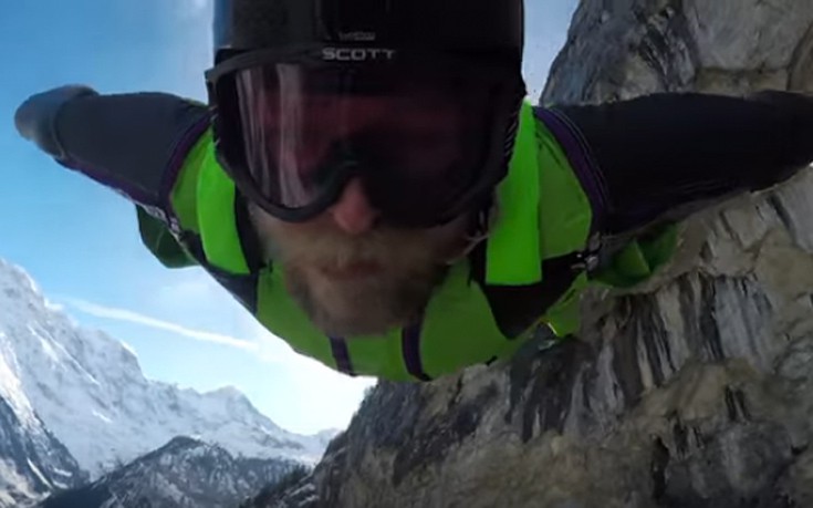 Πέταξε μέσα από καταρράκτη με wingsuit