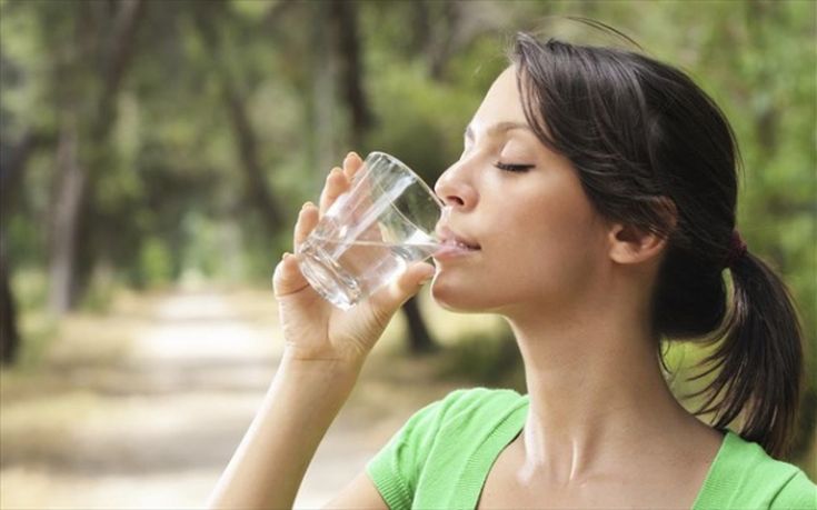 Τρεις «έξυπνοι» τρόποι για να πίνετε περισσότερο νερό