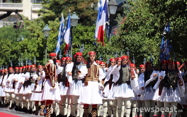 Το Παράσημο του Μεγαλόσταυρου του Σωτήρος απονέμεται στον Μακρόν