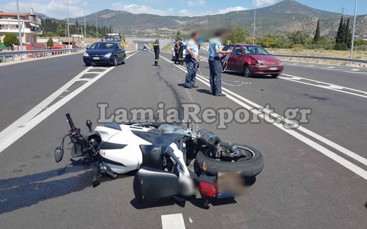 Συγκρούστηκε αυτοκίνητο με μηχανή στη Λαμία