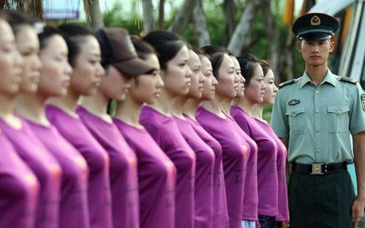 Οι γυναίκες της Κίνας με τις στολές τους