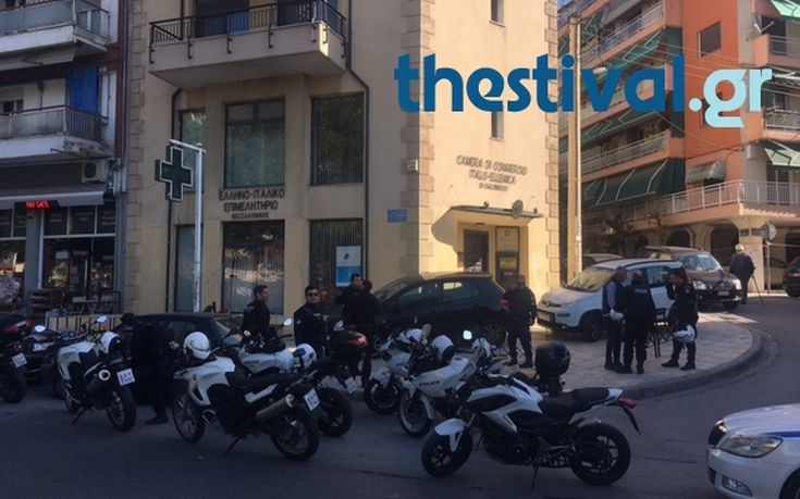 Επίθεση κουκουλοφόρων στο ιταλικό προξενείο στη Θεσσαλονίκη