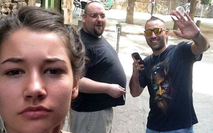 Η νεαρή που βγάζει selfies με τους άντρες που της κάνουν σεξιστικά σχόλια