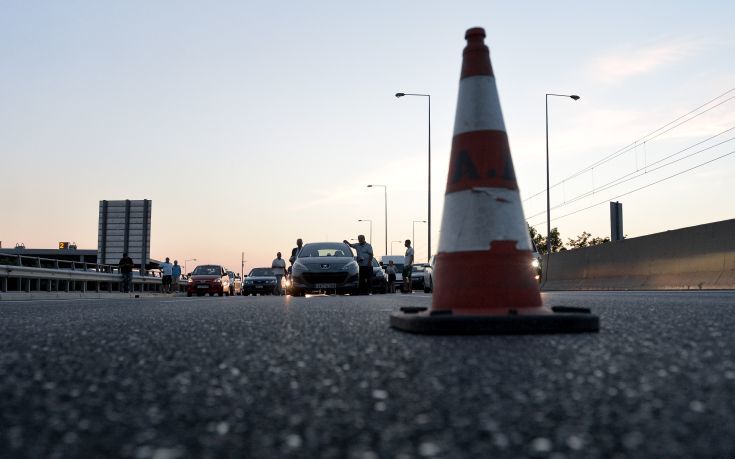 Παραμένουν τα προβλήματα στην Αττική οδό μετά τη φωτιά σε φορτηγό