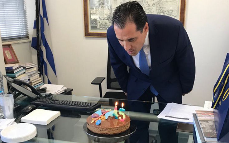 Η τούρτα-έκπληξη για τα γενέθλια του Άδωνι Γεωργιάδη