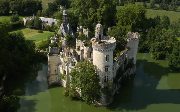 Το παραμυθένιο κάστρο που αγοράστηκε από 6.500 χρήστες του ίντερνετ