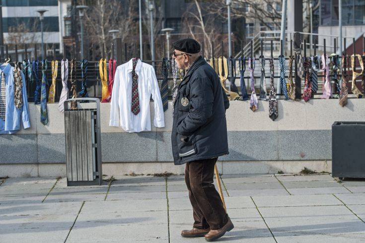 Κρέμασαν 300 γραβάτες για τον διπλασιασμό του μισθού του κοσοβάρου πρωθυπουργού