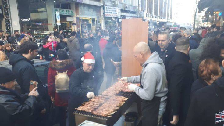 Ψησταριές και μουσικές γέμισαν τους δρόμους της Θεσσαλονίκης