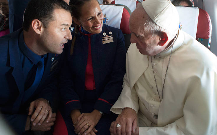 Ο Πάπας πάντρεψε δύο αεροσυνοδούς μέσα στο παπικό αεροσκάφος