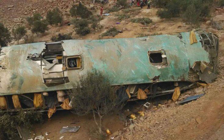 Λεωφορείο έπεσε σε φαράγγι 80 μέτρων στο Περού