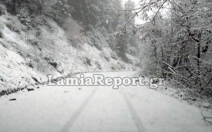 Χιονίζει προς το Καρπενήσι, στα λευκά η Δυτική Φθιώτιδα