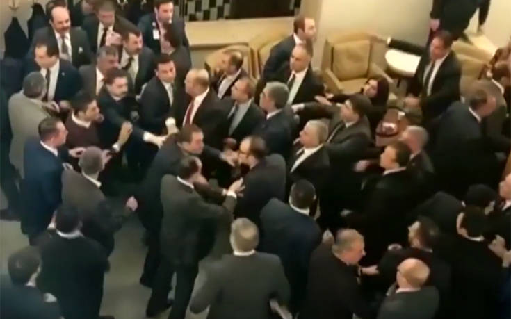Πιάστηκαν στα χέρια στο τουρκικό κοινοβούλιο