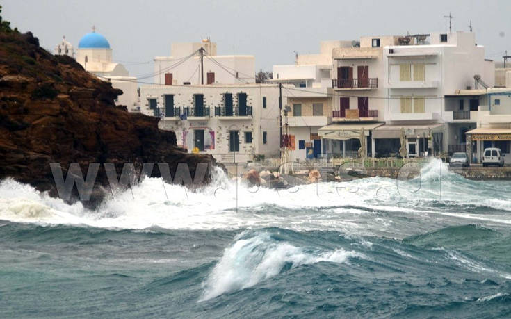 Ισχυροί άνεμοι και πελώρια κύματα «χτύπησαν» την Πάρο