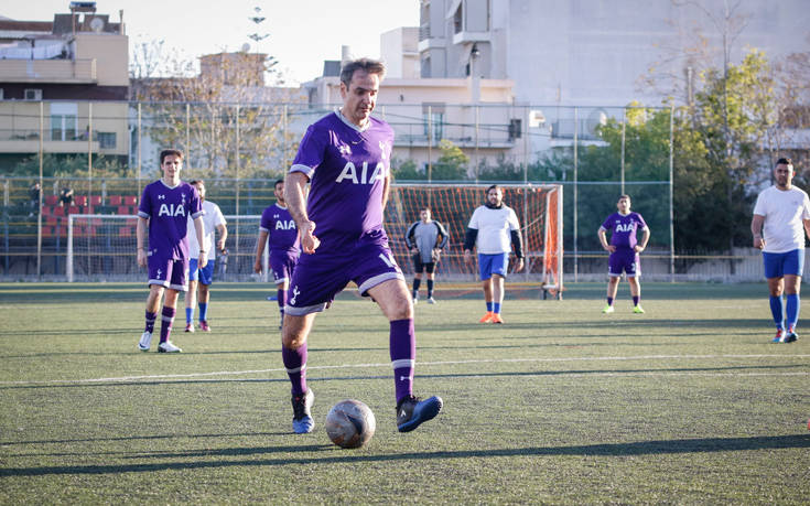 Ο Μητσοτάκης έπαιξε μπάλα με την ποδοσφαιρική ομάδα των Ελλήνων Ρομά