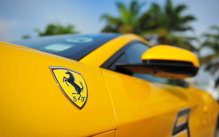 Συνόδευσε την αγγελία της Ferrari του με μια άκρως προκλητική φωτογραφία