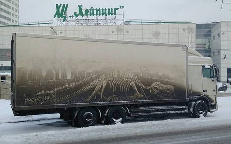 Ο Ρώσος που κάνει τέχνη πάνω σε βρώμικα φορτηγά