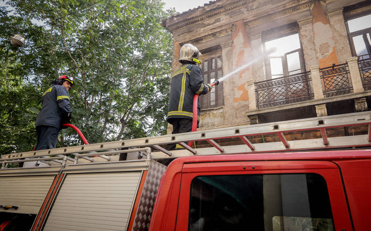 Υπό έλεγχο η φωτιά στο εγκαταλελειμμένο κτίριο στο κέντρο της Αθήνας