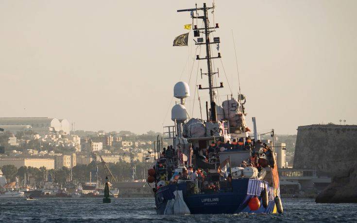 Τελείωσε η περιπέτεια του πλοίου Lifeline στη Μεσόγειο