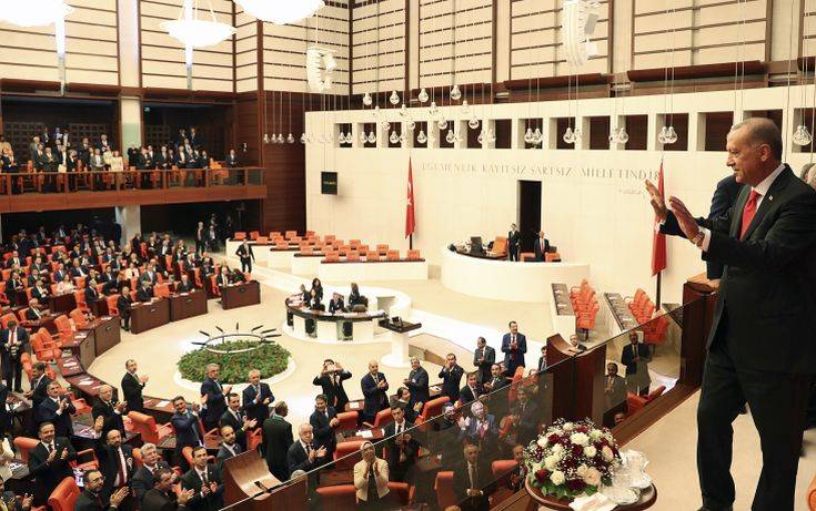 Οι νέοι βουλευτές δίνουν όρκο στο κοινοβούλιο της Τουρκίας