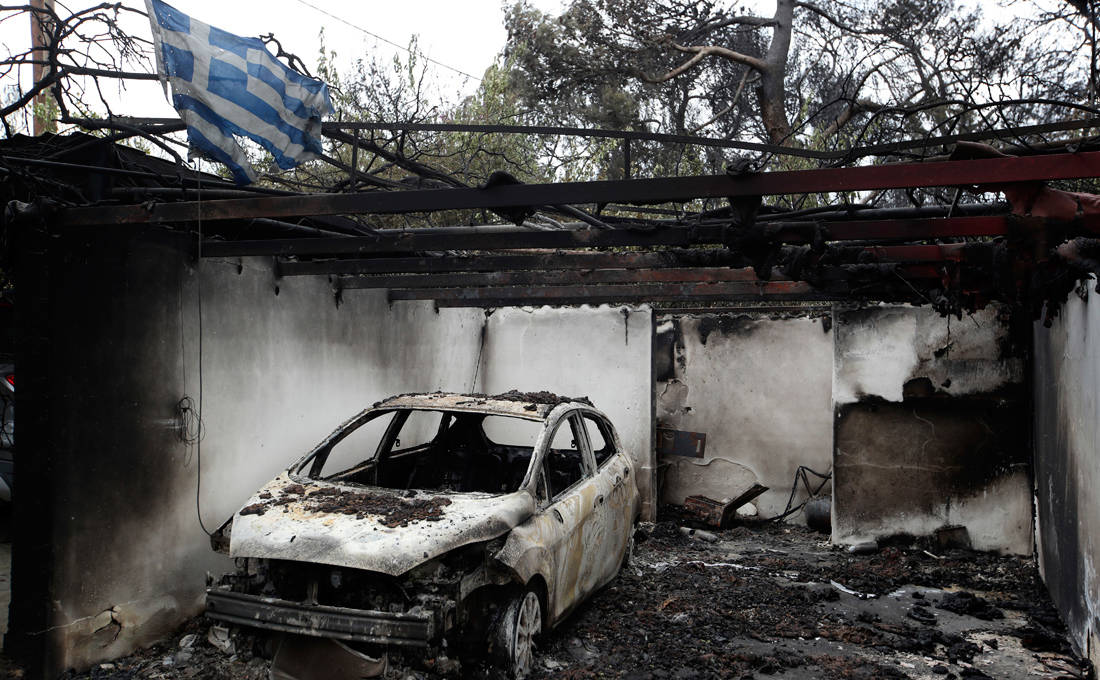 Ο πύρινος όλεθρος στην Αττική μέσα από τον φωτογραφικό φακό