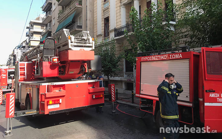 Φωτιά στο κέντρο της Αθήνας, στις φλόγες κτίριο στην Ιουλιανού