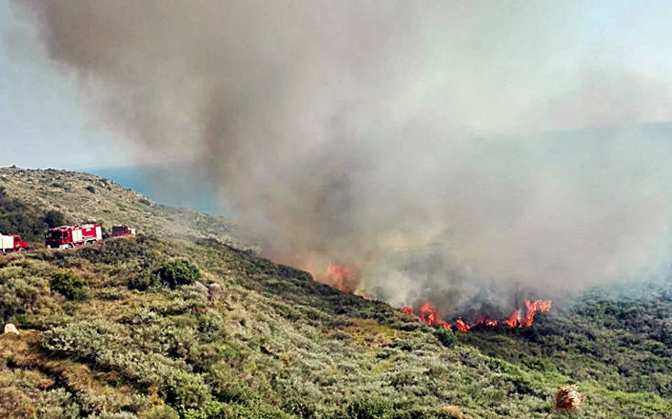 Μεγάλη πυρκαγιά στο χωριό Καλαμάκι στη Ζάκυνθο