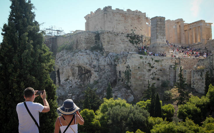 Δένδιας: Η Ελλάδα προετοιμάζεται να υποδεχθεί με ασφάλεια τους τουρίστες αυτό το καλοκαίρι