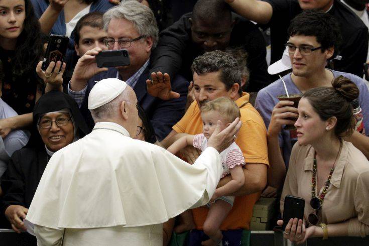 Πέφτει η δημοτικότητα του πάπα Φραγκίσκου στην Ιταλία