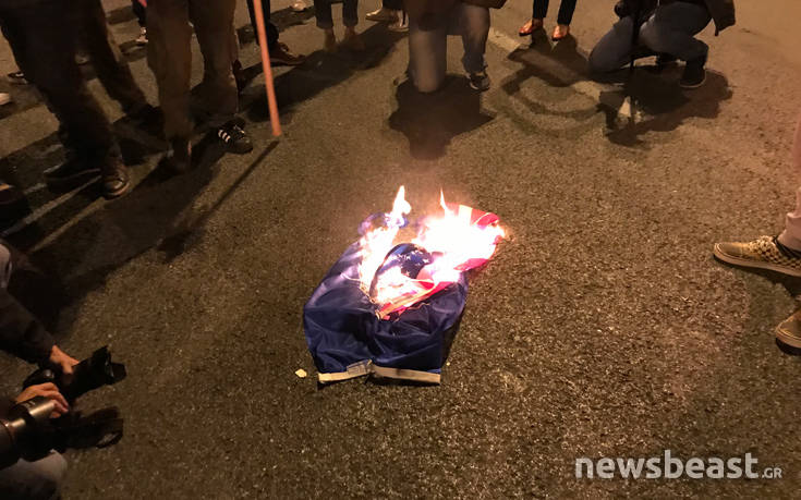 Έκαψαν αμερικανική σημαία μπροστά από το υπουργείο Εξωτερικών
