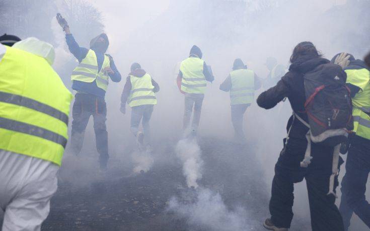 Με δακρυγόνα και κανόνια νερού διαλύθηκε διαδήλωση από τα «κίτρινα γιλέκα» στο Παρίσι