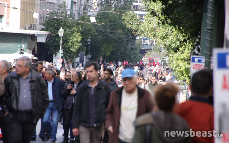 Σε εξέλιξη η απεργιακή πορεία της ΓΣΕΕ στο κέντρο της Αθήνας