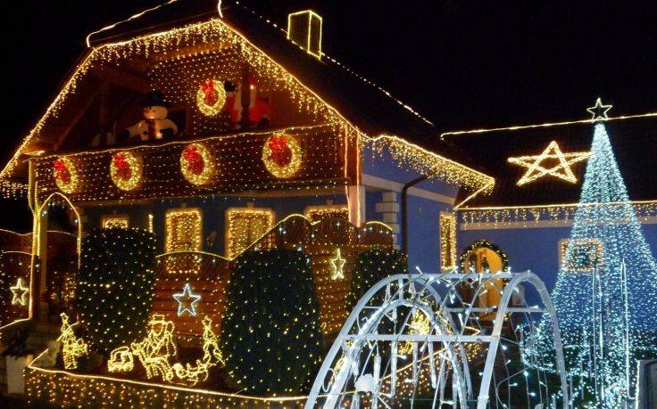 To «χριστουγεννιάτικο» σπίτι στην Αυστρία με τα 150.400 λαμπιόνια