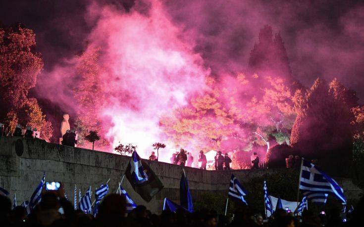 Επεισόδια, χημικά και φωτοβολίδες έξω από τη Βουλή στο συλλαλητήριο για την Μακεδονία