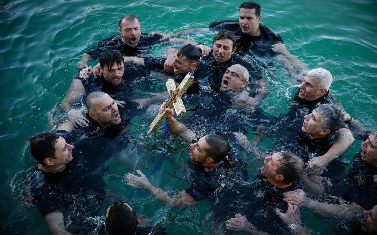 Βατραχάνθρωποι βούτηξαν στο λιμάνι του Πειραιά για τον σταυρό
