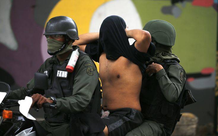 Τουλάχιστον 35 οι νεκροί από τις βίαιες διαδηλώσεις στη Βενεζουέλα