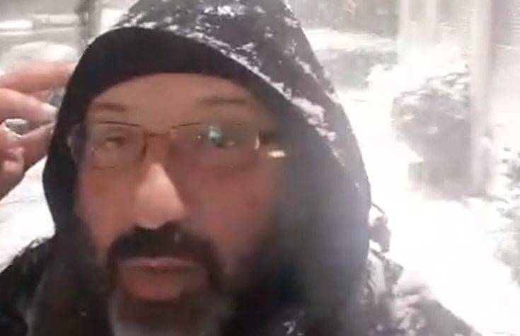 Ο Σάκης Αρναούτογλου προβλέπει τον καιρό μέσα στα χιόνια