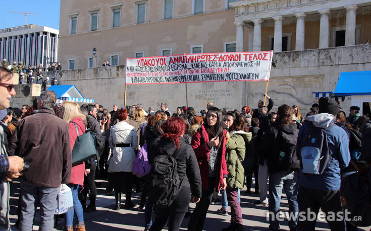 Στη Βουλή οι εκπαιδευτικοί, απομακρύνθηκαν οι εύζωνες