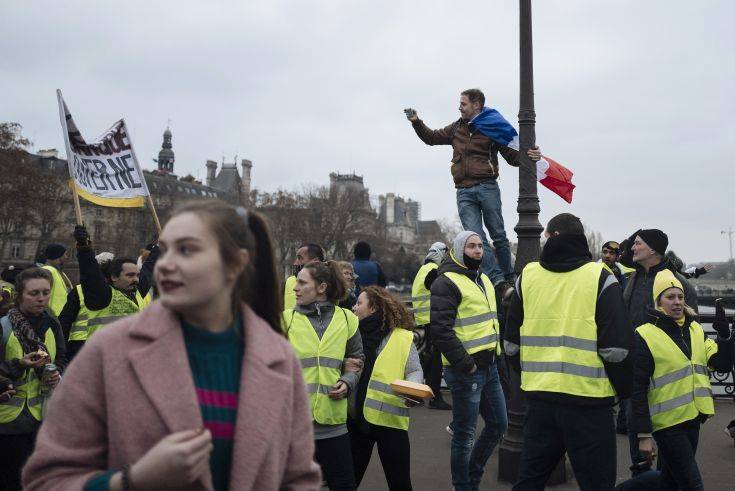 Οι πρώτες αψιμαχίες των «Κίτρινων Γιλέκων» με την αστυνομία ξεκίνησαν στο Παρίσι