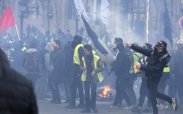 Απαγορευμένα «κίτρινα γιλέκα» σήμερα στη Γαλλία