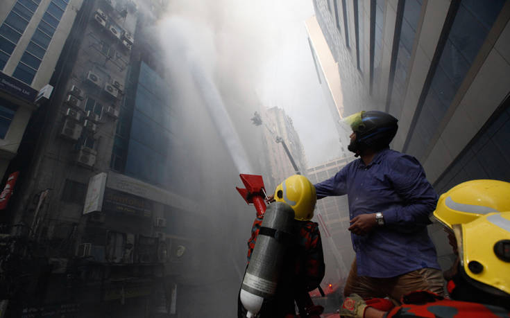 Συνελήφθησαν οι ιδιοκτήτες του κτιρίου που κάηκε στο Μπανγκλαντές