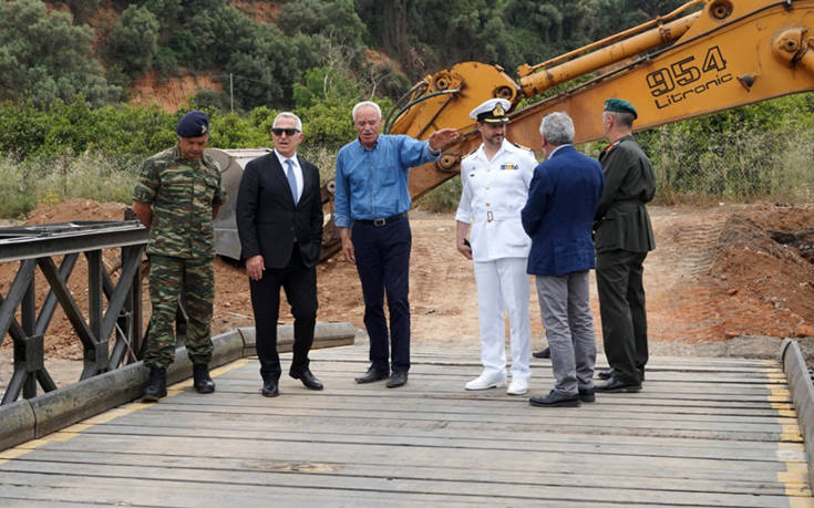 Χανιά: Τη στρατιωτική γέφυρα που τοποθετήθηκε στην περιοχή επιθεώρησε ο Αποστολάκης