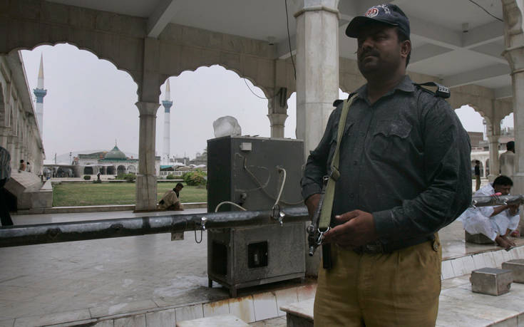 Πολύνεκρη επίθεση σε ναό των Σούφι στο Πακιστάν