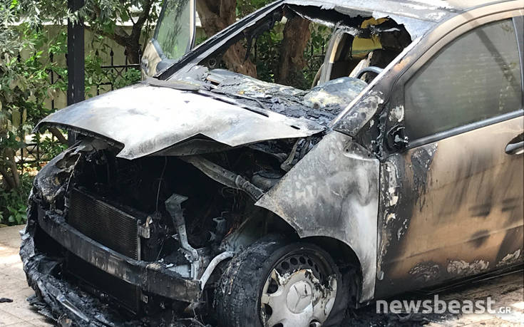 Φωτογραφίες από το καμένο αυτοκίνητο της δημοσιογράφου Μίνας Καραμήτρου