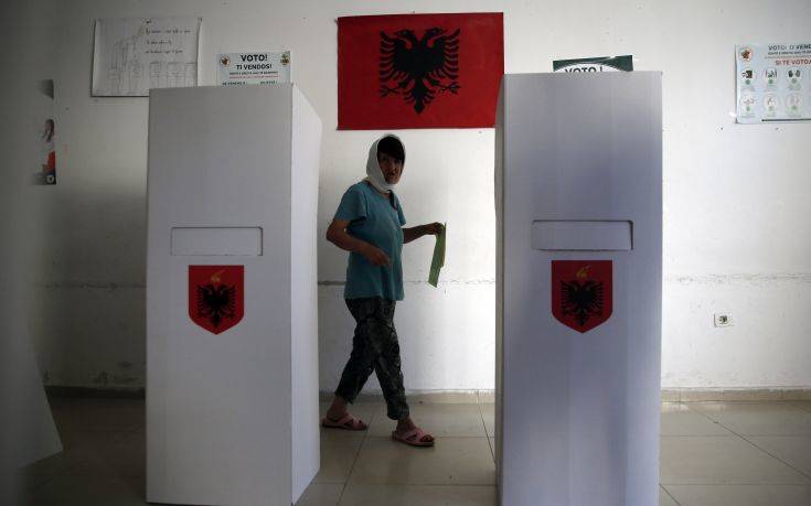 Εκλογές στην Αλβανία: Ξεχώρισαν η χαμηλή συμμετοχή, τα επεισόδια και το εκκεντρικό ντύσιμο Ράμα