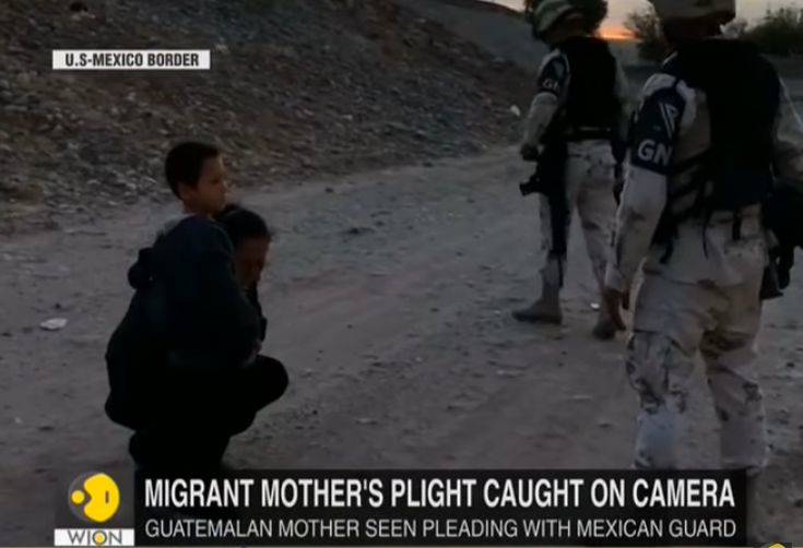 Εικόνα γροθιά στο στομάχι: Μητέρα παρακαλάει γονατιστή να περάσει με τον γιο της τα σύνορα ΗΠΑ-Μεξικού