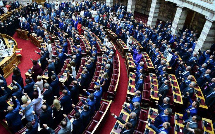 Ορκωμοσία στη Βουλή: Η τελετή, οι λαμπερές εμφανίσεις και οι δηλώσεις των βουλευτών